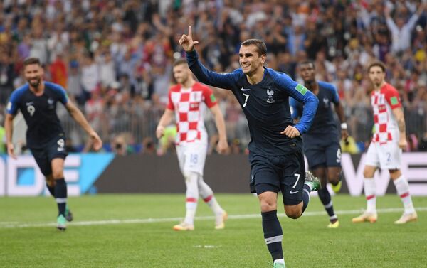 Antoine Griezmann, da França, comemora seu gol durante a partida final da Copa do Mundo contra a Croácia, no estádio Luzhniki, em Moscou. - Sputnik Brasil