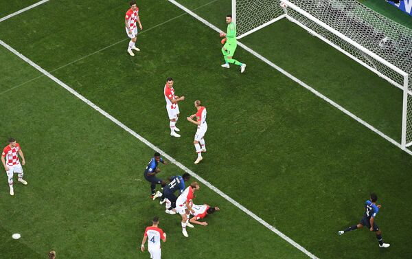 Mario Mandzukic marca gol contra durante a partida final da Copa do Mundo entre França e Croácia. - Sputnik Brasil