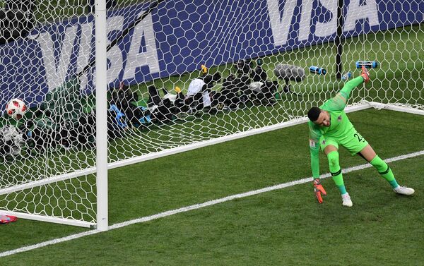 O goleiro da Croácia, Danijel Subasic, leva o gol pelos pés do jovem Kylian Mbappe, da França, durante a partida final da Copa do Mundo em Moscou. - Sputnik Brasil