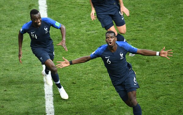 Paul Pogba comemora após marcar um gol durante a partida final da Copa do Mundo entre a França e a Croácia, no estádio Luzhniki, em Moscou. - Sputnik Brasil