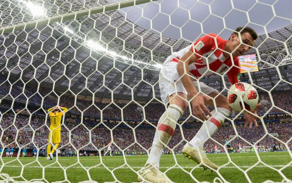 Mario Mandzukic, da Croácia, marca um gol durante a partida final da Copa do Mundo contra a França no estádio Luzhniki, em Moscou. - Sputnik Brasil