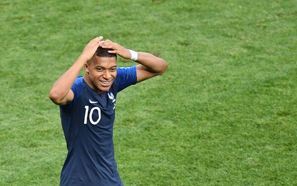 Kylian Mbappe, reage depois de marcar o terceiro gol francês contra a Croácia, no estádio Luzhniki, em Moscou. - Sputnik Brasil