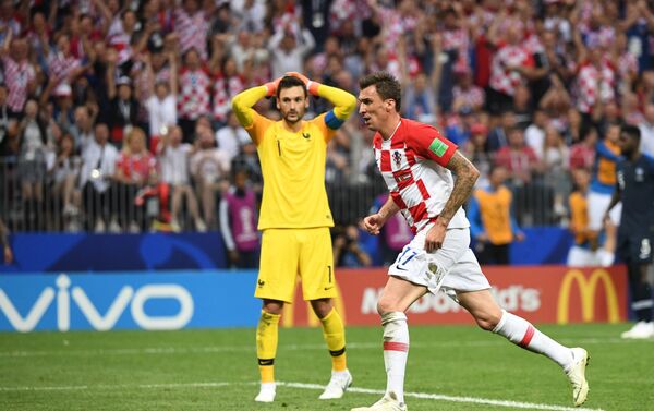Mario Mandzukic, da Croácia, comemora seu gol durante a partida final da Copa do Mundo contra a Croácia no estádio Luzhniki, em Moscou. - Sputnik Brasil