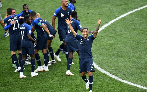 Seleção francesa comemora o bicampeonato logo após o apito final na última partida da Copa do Mundo. - Sputnik Brasil