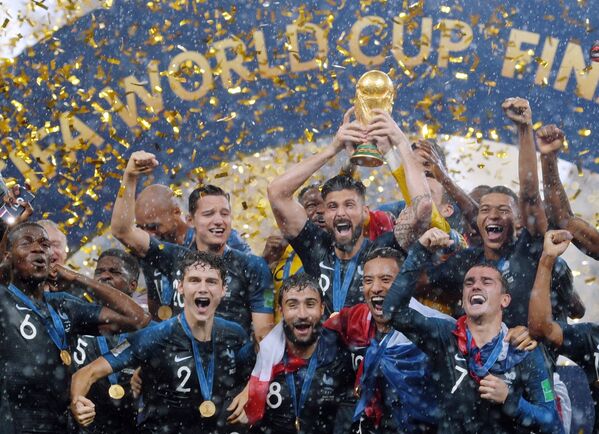 Os jogadores da França comemoram com o troféu durante a cerimônia de premiação depois de vencer a partida final Copa do Mundo entre a França e a Croácia no estádio Luzhniki, em Moscou. - Sputnik Brasil