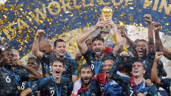 Os jogadores da França comemoram com o troféu durante a cerimônia de premiação depois de vencer a partida final Copa do Mundo entre a França e a Croácia no estádio Luzhniki, em Moscou. - Sputnik Brasil