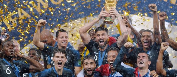 Os jogadores da França comemoram com o troféu durante a cerimônia de premiação depois de vencer a partida final Copa do Mundo entre a França e a Croácia no estádio Luzhniki, em Moscou. - Sputnik Brasil
