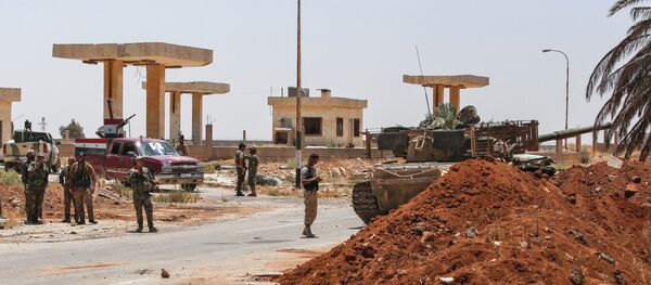 Soldados do governo sírio estão ao lado de um tanque e de caminhonetes armadas na fronteira de Nassib com a Jordânia, na província de Daraa. - Sputnik Brasil