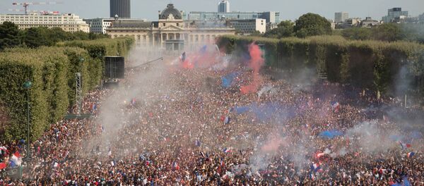 Franceses comemoram em Paris a conquista de mais uma Copa do Mundo para a França - Sputnik Brasil