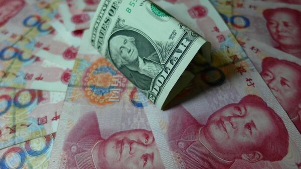 Notas yuan e dólares dos EUA são vistos em uma mesa em Yichang, província de Hubei, na China central em 14 de agosto de 2015 - Sputnik Brasil