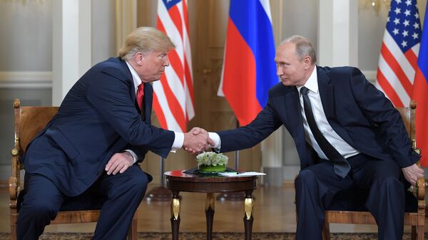 Os presidentes russo, Vladimir Putin, e norte-americano, Donald Trump, durante encontro no Palácio Presidencial em Helsinque, Finlândia - Sputnik Brasil