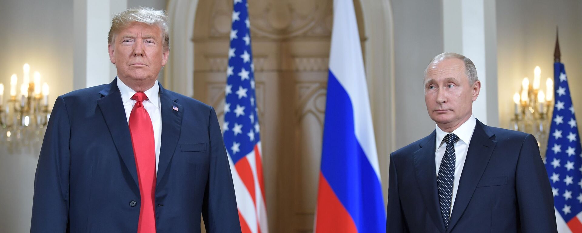 Vladimir Putin e Donald Trump se encontram no palácio presidencial na capital finlandesa, em 16 de julho de 2018 - Sputnik Brasil, 1920, 04.04.2025