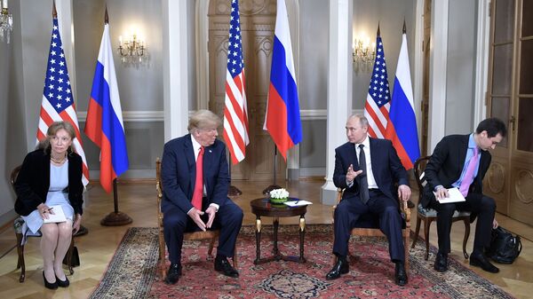 Donald Trump, presidente dos EUA, e Vladimir Putin, presidente da Rússia, debatem em reunião realizada no palácio presidencial da capital finlandesa em 6 de julho de 2018 - Sputnik Brasil