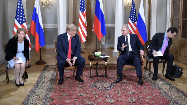 Donald Trump, presidente dos EUA, e Vladimir Putin, presidente da Rússia, debatem em reunião realizada no palácio presidencial da capital finlandesa em 6 de julho de 2018 - Sputnik Brasil