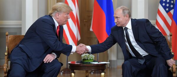 Presidente russo Vladimir Putin, e presidente americano Donald Trump, cumprimentam-se durante reunião realizada no palácio presidencial em Helsinque, em 16 de julho de 2018 - Sputnik Brasil