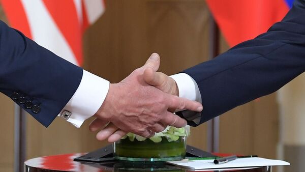 Aperto de mãos entre o presidente russo Vladimir Putin e o presidente dos EUA, Donald Trump, no palácio presidencial em Helsinque durante reunião - Sputnik Brasil