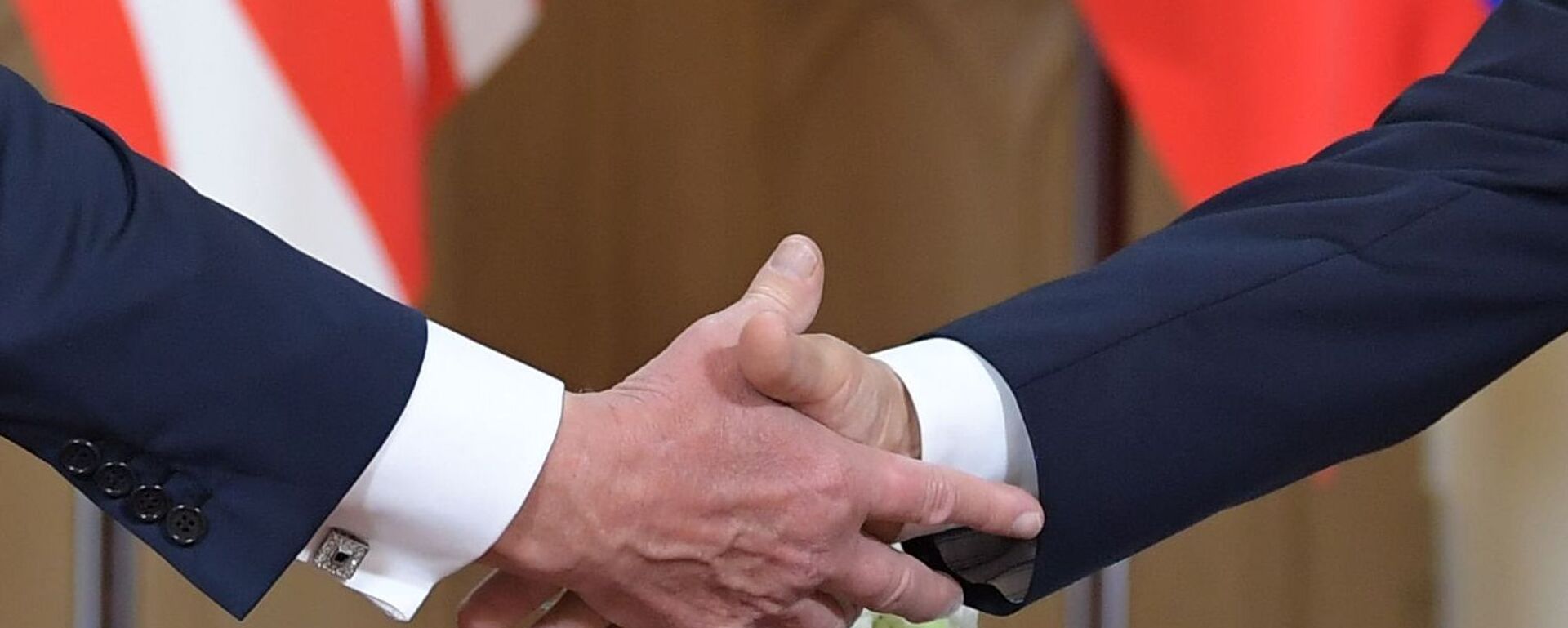 Aperto de mãos entre o presidente russo Vladimir Putin e o presidente dos EUA, Donald Trump, no palácio presidencial em Helsinque durante reunião - Sputnik Brasil, 1920, 13.08.2025