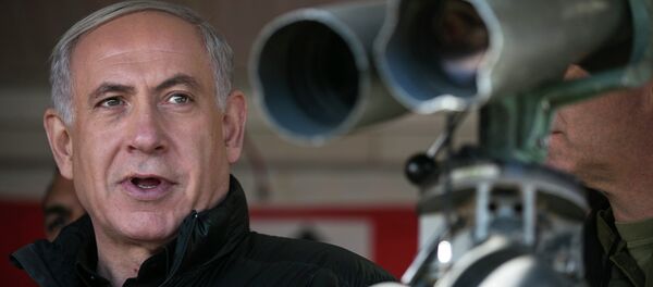 Primeiro-ministro de Israel, Benjamin Netanyahu, visita um posto militar durante uma visita ao Monte Hermon, nas Colinas de Golã sob controle israelense, com vista para a fronteira entre Israel e Síria (foro de arquivo) - Sputnik Brasil