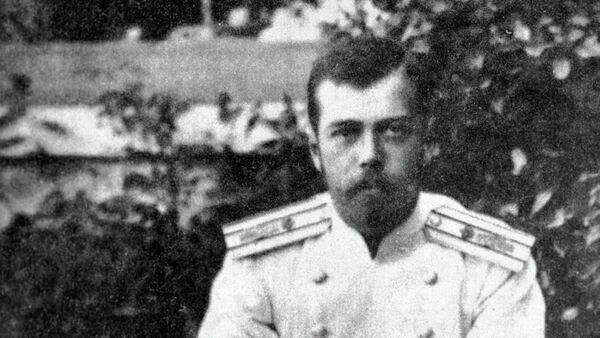Emperor Nicholas II stands leaning against a straw armchair - Sputnik Brasil