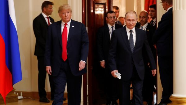 Presidente dos EUA, Donald Trump, e o líder russo, Vladimir Putin, durante a cúpula em Helsinque, 16 de julho - Sputnik Brasil