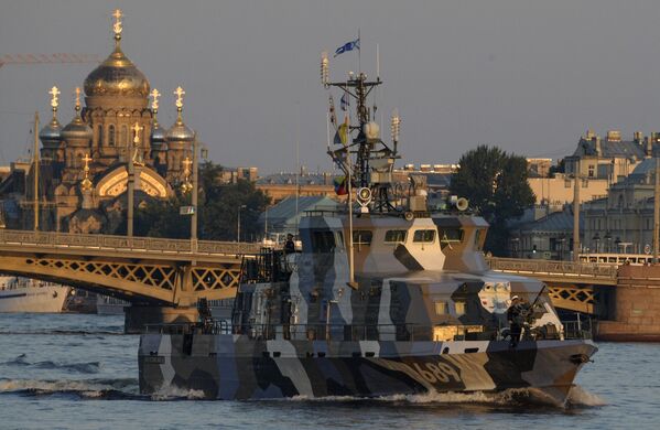 Navio de luta contra sabotagem Nakhimovets é visto durante o ensaio do desfile militar no rio Neva, São Petersburgo - Sputnik Brasil