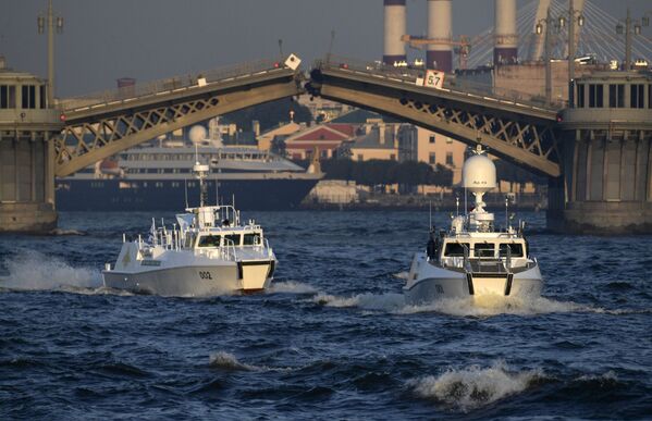 Navios tomam parte no ensaio do desfile militar dedicado ao Dia da Marinha da Rússia no rio Neva, São Petersburgo - Sputnik Brasil