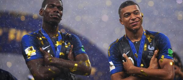 Pogba e Mpabbé na premiação da Copa. - Sputnik Brasil