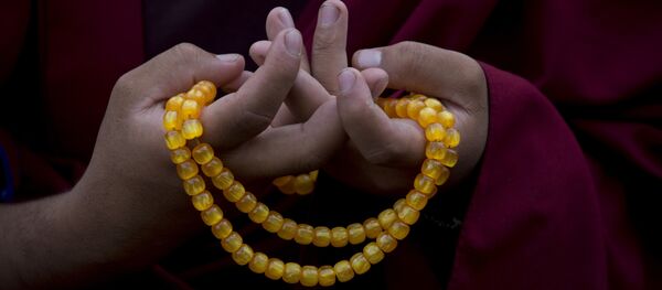 Monge budista recitando oração (foto de arquivo) - Sputnik Brasil