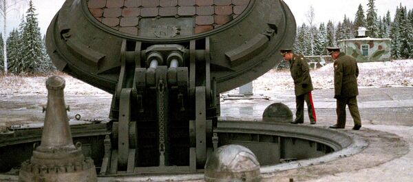 Militares inspecionando silo de um míssil Topol-M - Sputnik Brasil