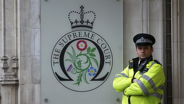 Um policial faz guarda em frente à Suprema Corte no último dia de um julgamento contra uma decisão do governo de Theresa May para deixar a União Europeia. Foto de 8 de dezembro de 2016. - Sputnik Brasil