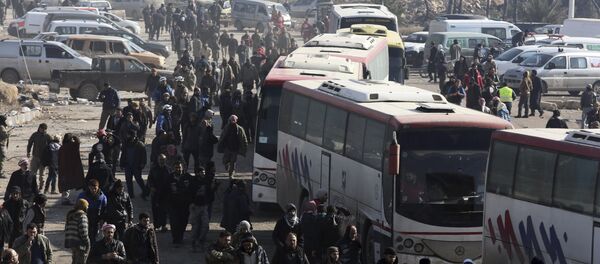 Sírios evacuados da cidade de Aleppo durante o cessar-fogo chegam a um campo de refugiados em Rashidin, perto de Idlib, Síria. - Sputnik Brasil