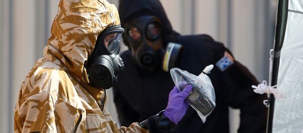 Especialistas trabalhando depois de receber confirmação de que duas pessoas tinham sido envenenadas com agente nervoso Novichok, Amesbury, Reino Unido Especialistas trabalhando depois de receber confirmação de que duas pessoas tinham sido envenenadas com agente nervoso Novichok, Amesbury, Reino Unido - Sputnik Brasil
