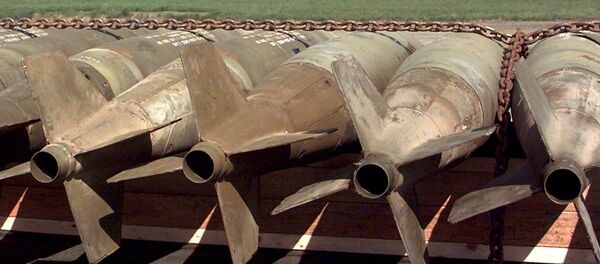 Bombardeiros Lancer B-1B dos EUA passam por uma verificação técnica na base aérea de Fairford antes de serem carregados com bombas convencionais de 500 libras e 30 bombas de fragmentação CBU-87 (em primeiro plano), 02 de abril de 1999 (foto de arquivo) - Sputnik Brasil