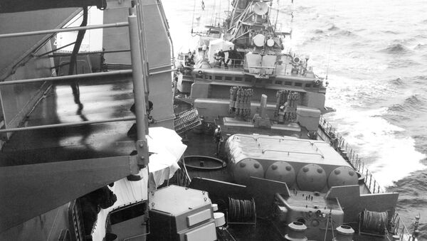 Navio-patrulha Bezzavetny da Frota do Mar Negro choca com o cruzador norte-americano USS Yorktown, 12 de fevereiro de 1988 - Sputnik Brasil