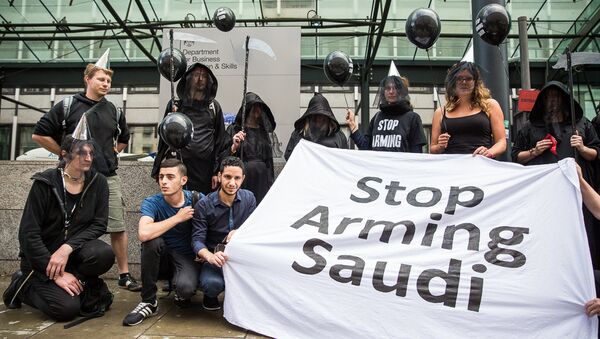 Membros da ONG britânica Campanha Contra o Comércio de Armas (CAAT). - Sputnik Brasil
