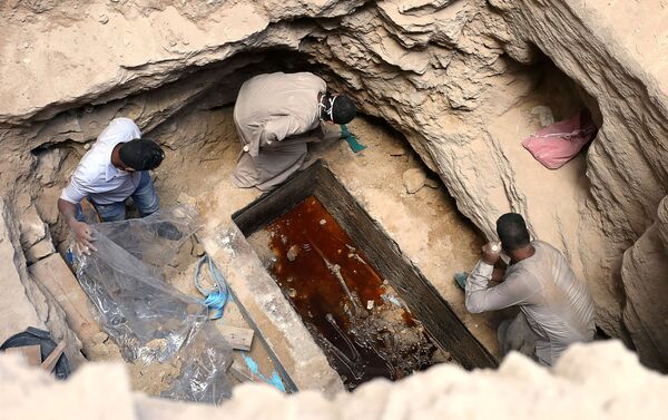 Arqueólogos desenterraram o sarcófago, no interior do qual estavam três múmias em mau estado de conservação - Sputnik Brasil