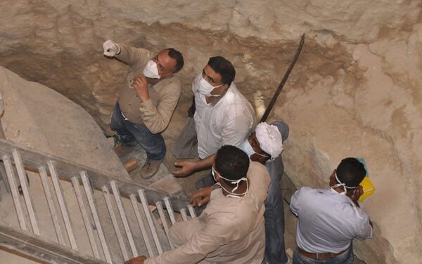 Mostafa Wazir, secretário-geral do Conselho Supremo de Antiguidades Egípcias, inspeciona o sítio arqueológico onde o sarcófago negro foi encontrado - Sputnik Brasil