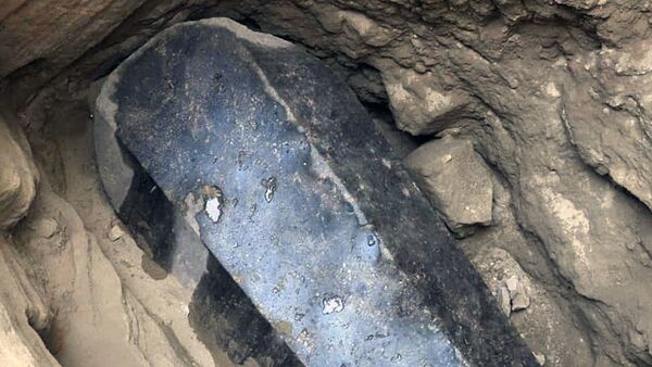 Sarcófago negro gigante encontrado no subsolo de um prédio em Alexandria - Sputnik Brasil