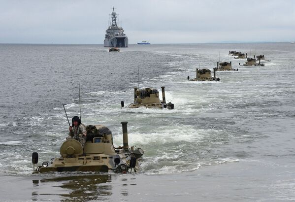 Veículos blindados de transporte BTR-82A abandonam o navio de desembarque anfíbio Peresvet durante o treinamento dos fuzileiros navais russos - Sputnik Brasil
