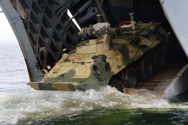 O veículo blindado de transporte BTR-82A entra na entreponte do navio de desembarque Peresvet - Sputnik Brasil
