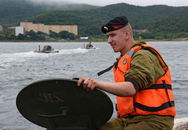 Um fuzileiro naval russo durante os treinamentos para as celebrações do Dia da Marinha da Rússia em Vladivostok - Sputnik Brasil