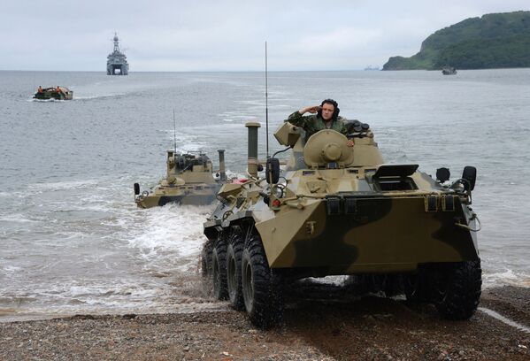 BTR-82A durante um desembarque do navio Peresvet durante os treinamentos para as celebrações do Dia da Marinha em Vladivostok - Sputnik Brasil