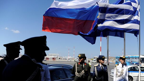 Polícia grega e oficiais do exército perto das bandeiras russas e gregas no aeroporto de Atenas, aguardando pela chegada do presidente russo, Vladimir Putin. - Sputnik Brasil