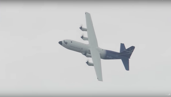 Avião LM-100J realizando demonstração de voo no Farnborough Airshow, no Reino Unido, em 16 de julho de 2018 - Sputnik Brasil
