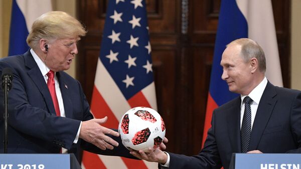 Presidente da Rússia, Vladimir Putin, e o presidente dos EUA, Donald Trump, durante a coletiva de imprensa conjunta após a cúpula em Helsinque. - Sputnik Brasil