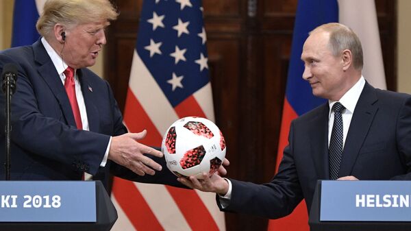 Presidente da Rússia, Vladimir Putin, entrega bola ao homólogo dos EUA, Donald Trump, durante coletiva de imprensa conjunta após cúpula em Helsinque, na Finlândia, em 2018 - Sputnik Brasil