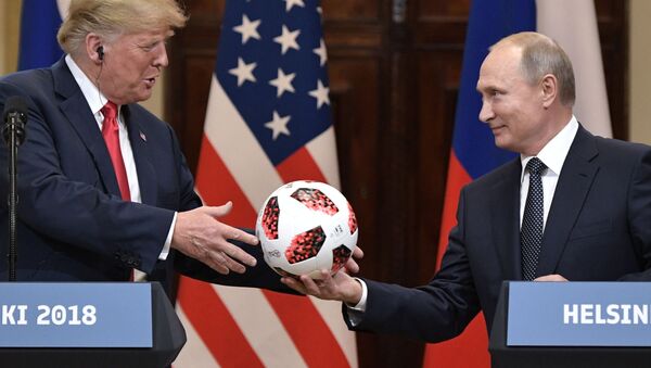 Presidente da Rússia, Vladimir Putin, e o presidente dos EUA, Donald Trump, durante a coletiva de imprensa conjunta após a cúpula em Helsinque. - Sputnik Brasil