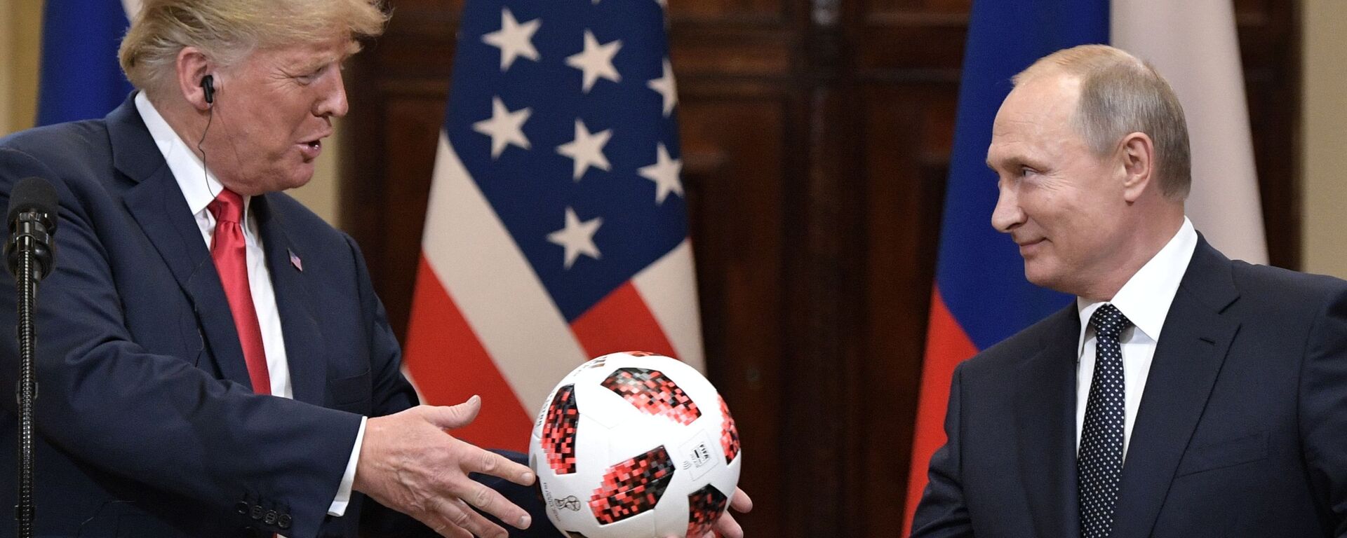 Presidente da Rússia, Vladimir Putin, entrega bola ao homólogo dos EUA, Donald Trump, durante coletiva de imprensa conjunta após cúpula em Helsinque, na Finlândia, em 2018 - Sputnik Brasil, 1920, 07.08.2025