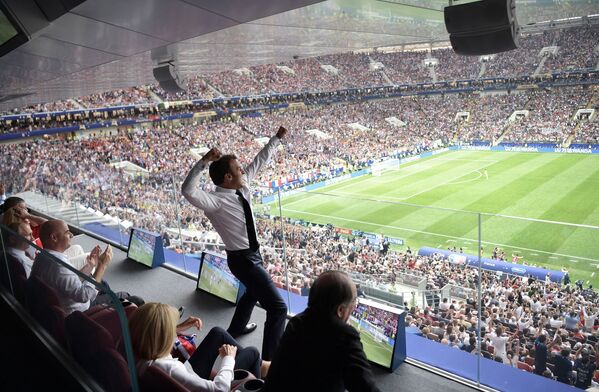 Líder russo, Vladimir Putin, o presidente da FIFA, Gianni Infantino e o presidente francês, Emmanuel Macron, assistindo à final da Copa do Mundo 2018 entre a Seleção Francesa e a Seleção Croata. - Sputnik Brasil