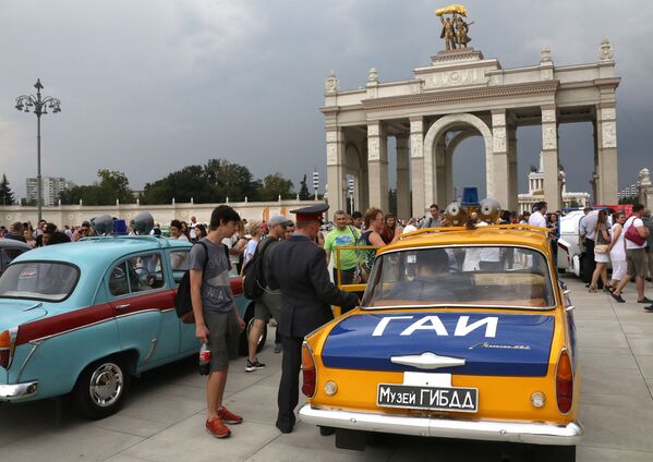 Visitantes observando carros em uma exposição de máquinas retro por ocasião do Dia do Transporte de Moscou. - Sputnik Brasil